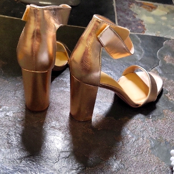 Beautiful Rose Gold Block Heel Sandals Metallic Size 10, Sexy - Picture 4 of 9